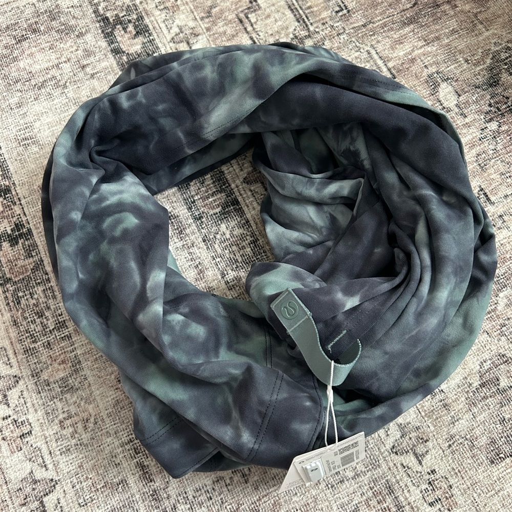 NWT Lululemon Snap Scarf